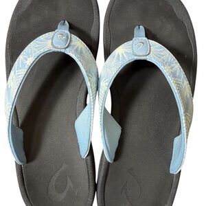 Olukai Ohana blue white floral Flip Flops Women’s size 8